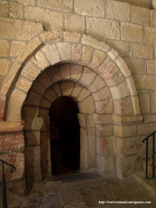 PUERTA DE ACCESO A LA CRIPTA. LA MS ANTIGUA DEL TEMPLO